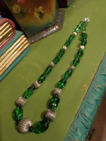 52 cm -es , sötétzöld , szabálytalan üveggyöngyökből és üreges , bordás fémgolyókból álló nyaklánc.