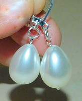 Off-white drop shell pearl pearl earrings