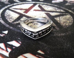 Sok fekete köves ezüst gyűrű, Viktória fazon