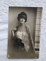 Antik, német fekete-fehér fotólap/képeslap, elegáns hölgy csipkében, gyöngysorral