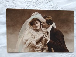 Antik, kézzel színezett, fotólap/képeslap esküvő, menyasszony, vőlegény, csipke ruha 1900 eleje