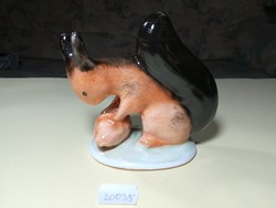 Porcelán mókus mogyoróval