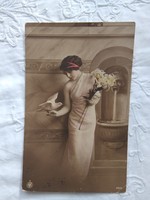 Antik, német, kézzel színezett, fotólap/képeslap hölgy virággal, fehér galamb, falikút 1913
