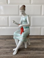 Paprikát fűző lány - Hollóházi porcelán