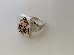 Ezüst egyedileg csináltatott nagyméretű ezüst pecsétgyűrű réz horgonnyal díszítve. 925 ös