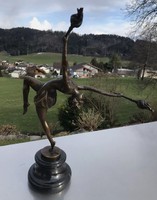 Tánconő, kezében fáklyával - bronz szobor műalkotás
