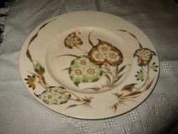 Zsolnay antik tányér ,  családi jelzéssel , átmérő   216 mm