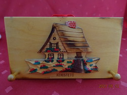 Wooden keychain, blue roof memorial, size: 16 x 9 cm. He has!