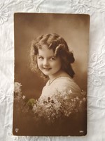 Antik szépia fotólap/képeslap kislány virágokkal 1914