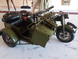 Katonai oldalkocsis motorkerékpár, géppisztollyal felszerelt.