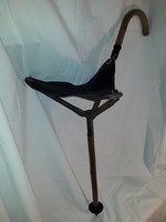 Vintage AKAH márkájú JELZETT katonai összecsukható sétáló szék jelzett vadász cserkelő túra séta bot