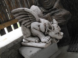 Ritkaság Párban  Nagy Kapu Őrző szárnyas kutya Műkő szobor mitológiai  állat Nem sas és nem sárkány