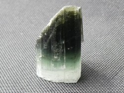 Természetes, színátmenetes zöld turmalin ásvány. 2,8 gramm Gyűjteménybe vagy ékszeralapanyagnak.