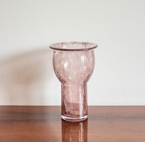 Retro karcagi (berekfürdői) fátyolüveg váza, sötét rózsaszín / lila repesztett üveg váza ablakos