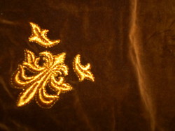 --Bársony  terítő, fémszálas csipke szegéllyel, arany színű hímzéssel     85 cm X 35 cm