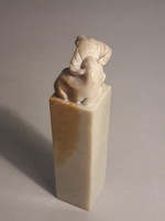 Zsírkő vagy ónix pecsétnyomó figurális faragott bivaly