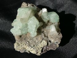 Természetes, zöld Apofillit kristályok fehér-sárga Sztilbit szirmokkal a bazaltos anyakőzeten. 200g