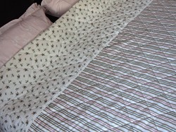 Csodaszép steppelt ágytakaró apró rózsabimbós