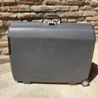 Old samsonite rolling suitcase in good condition