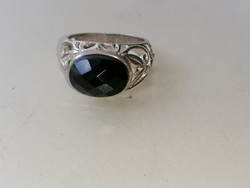 Ezüst gyűrű fekete csiszolt onix kővel, áttört mintás gyűrű sinnel 925