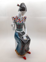 Hollóházi porcelán hímző nő