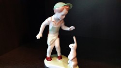 ( 3.) Eladó hibátlan Aquincumi porcelán, nyuszival játszó fiú. Jelzett, kézi festésű. 14 cm. magas.