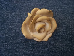 Porcelán rózsa nyers, festetlen porcelán  6 cm x 5,5 cm  jelzés nélkül.