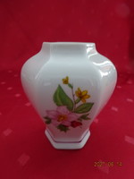 Hollóházi porcelán váza, rózsaszín virággal, magassága 8,5 cm.