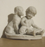 Régi, antik kisméretű, bájos biszkvit porcelán figura,szobor-kisfiú olvas a kutyáinak