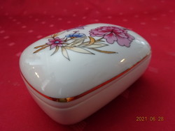 Ravenhouse porcelain centerpiece with colorful flowers on top. He has!