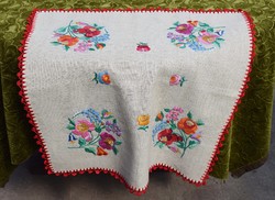 Hímzett kalocsai mintás hímzett vászon terítő horgolt szegéllyel , abrosz , asztal közép 50 x 50 cm