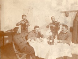 Katona csoportkép, vidám társaság, hegedülő katonák, mulatozó katonák, 11x8 cm