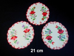 3 db Kalocsai virág mintával kézzel hímzett terítő