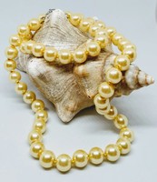 Sparkling shell pearl necklace made of 8 mm beads