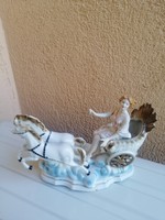 Porcelán lovas szobor