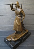 Orosz síelő katona - bronz szobor műalkotás