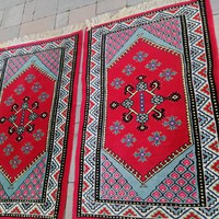 Kézi csomózású Tunéziai szőnyeg szép állapotban.