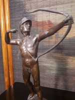 Victor Bugler bronz szobor