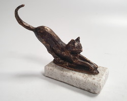 Zocskár Andrea: Nyújtózó cica., bronzszobor