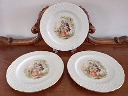 Barokk jelenetes sütis tányérok aranyozott szegéllyel