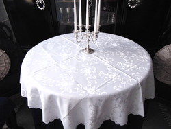 Elegáns fehér selyemdamaszt asztalterítő 155 cm kerek