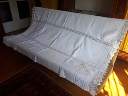 Erdélyi hófehér dombormintás ágyterítő vagy asztalterítő. Méretei: 180x120 cm