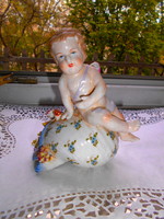 Nápolyi porcelán vitrin figura-Antik putto virágos kagyló tetején