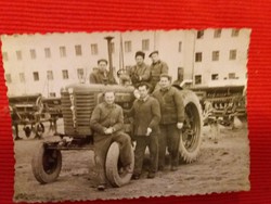 Antik fénykép traktoros brigád ábrázoló fotó a Fényes Szellők idejéből a képek szerint