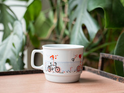 Zsolnay retro porcelán bögre bicikli mintával - szerelem, szívek, valentin nap - csésze