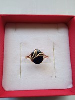 14 karátos arany gyűrű fekete ónix kővel.