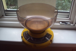 Kitchen scale with plastic bowl, up to 3 kg load, in original box.