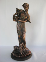 Nő kutyával nagy méretű szobor