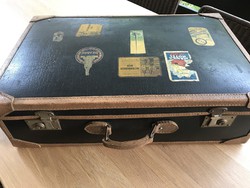 Antik bőr koffer régi szállodai matricákkal a tetején