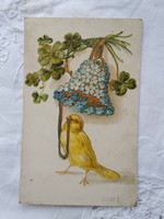 Antik litho aranyozott, dombornyomott képeslap Húsvét, csibe, nefelejcs, lóhere, harang 1910
